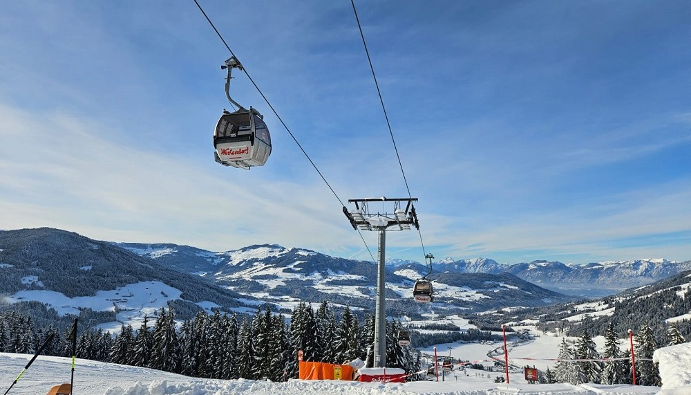 Skilift im verschneiten Winterparadies - Going am Wilden Kaiser 