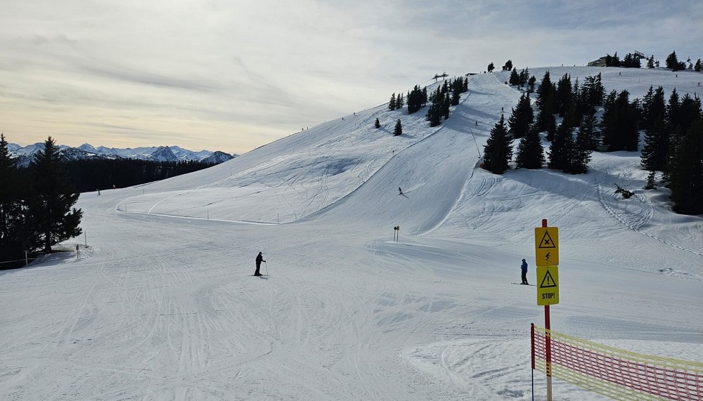 Vereinzelte Skifahrer auf der Skipiste - Going am Wilden Kaiser